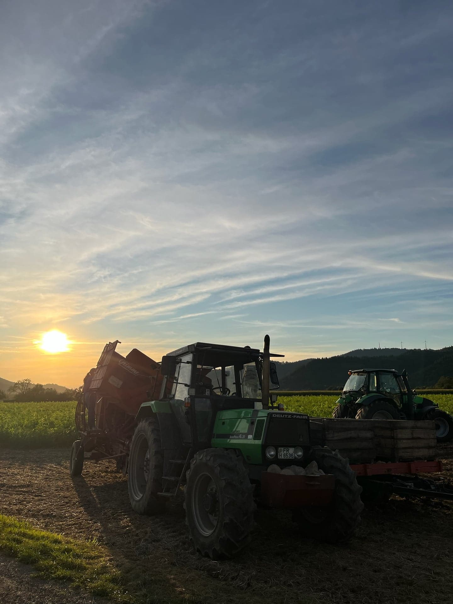 Traktoren bei Sonnenuntergang