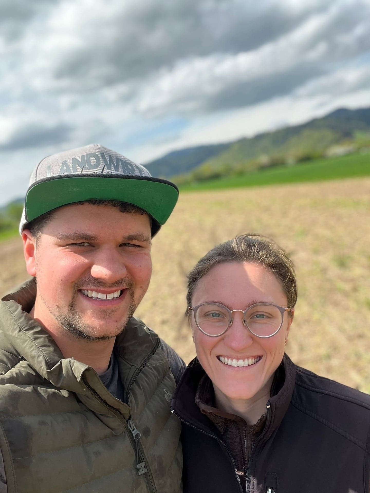 Oli mit Cap, auf der Landwirt steht, und Melissa, Selfie im Feld